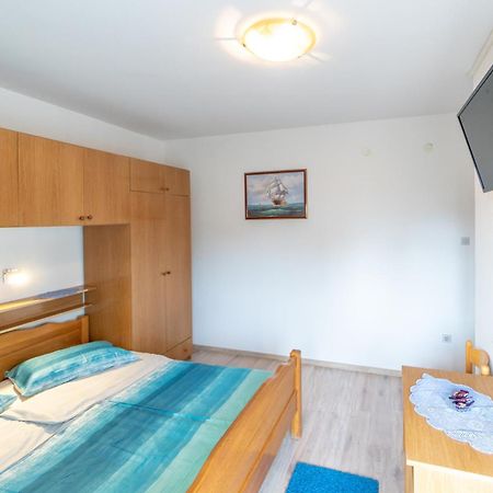 Apartments And Rooms By The Sea Palit, Rab - 5010 Room photo
