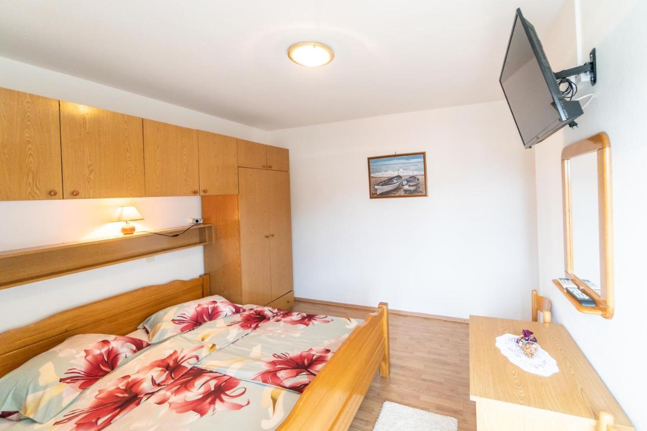 Apartments And Rooms By The Sea Palit, Rab - 5010 Exterior photo